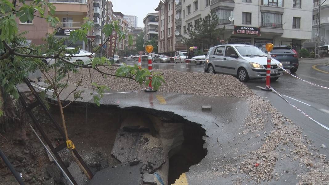 Sağanak sonrası Ankara’da yol çöktü 22